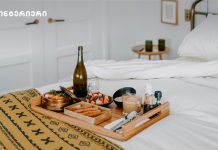 საწოლის სასაუზმე მაგიდა – კომფორტული დღის დასაწყისი